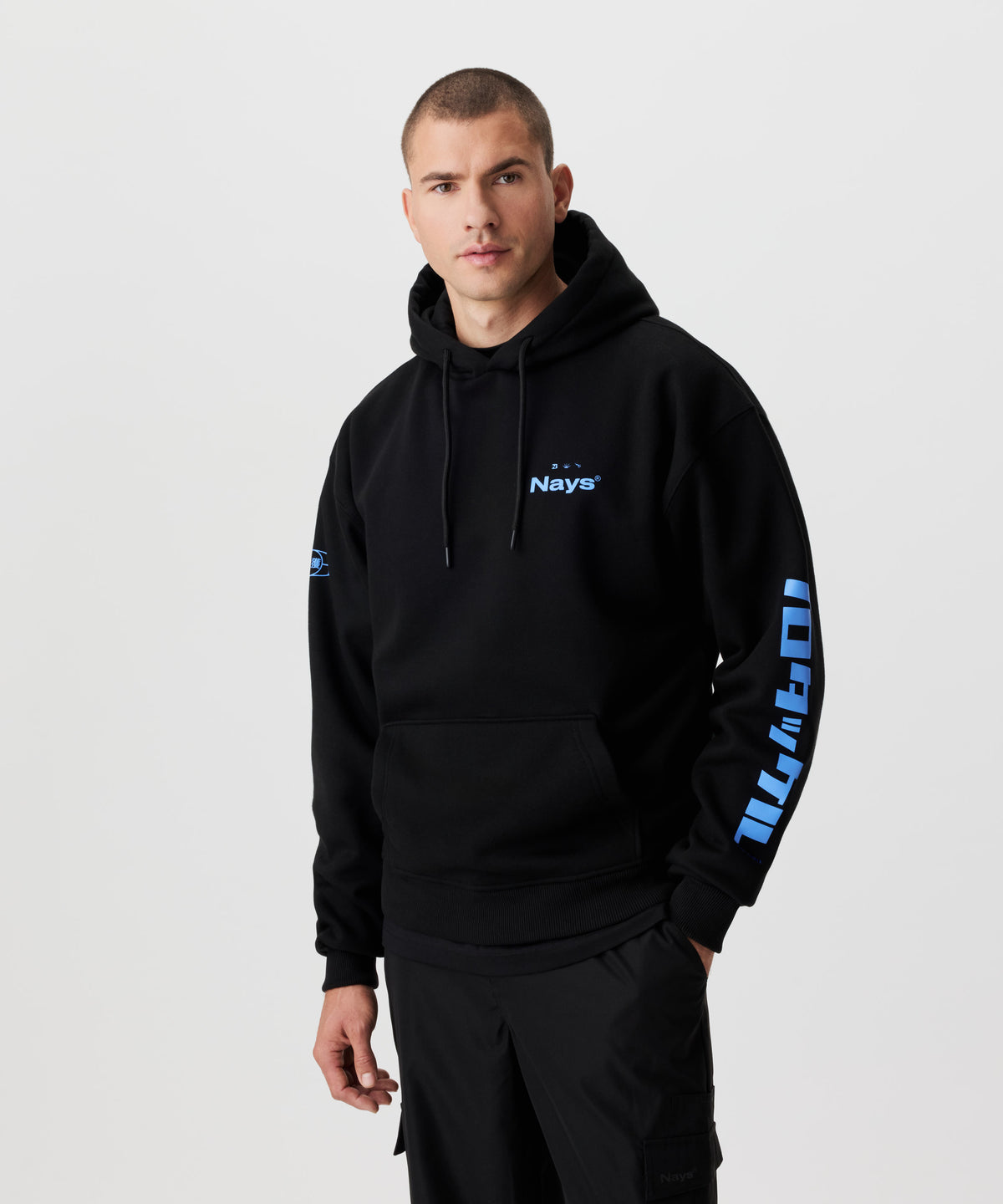 Vorderansicht Mann im schwarzen Kapuzen-Pullover. Der Pullover hat blaue Prints an den Ärmeln und auf der Brust.