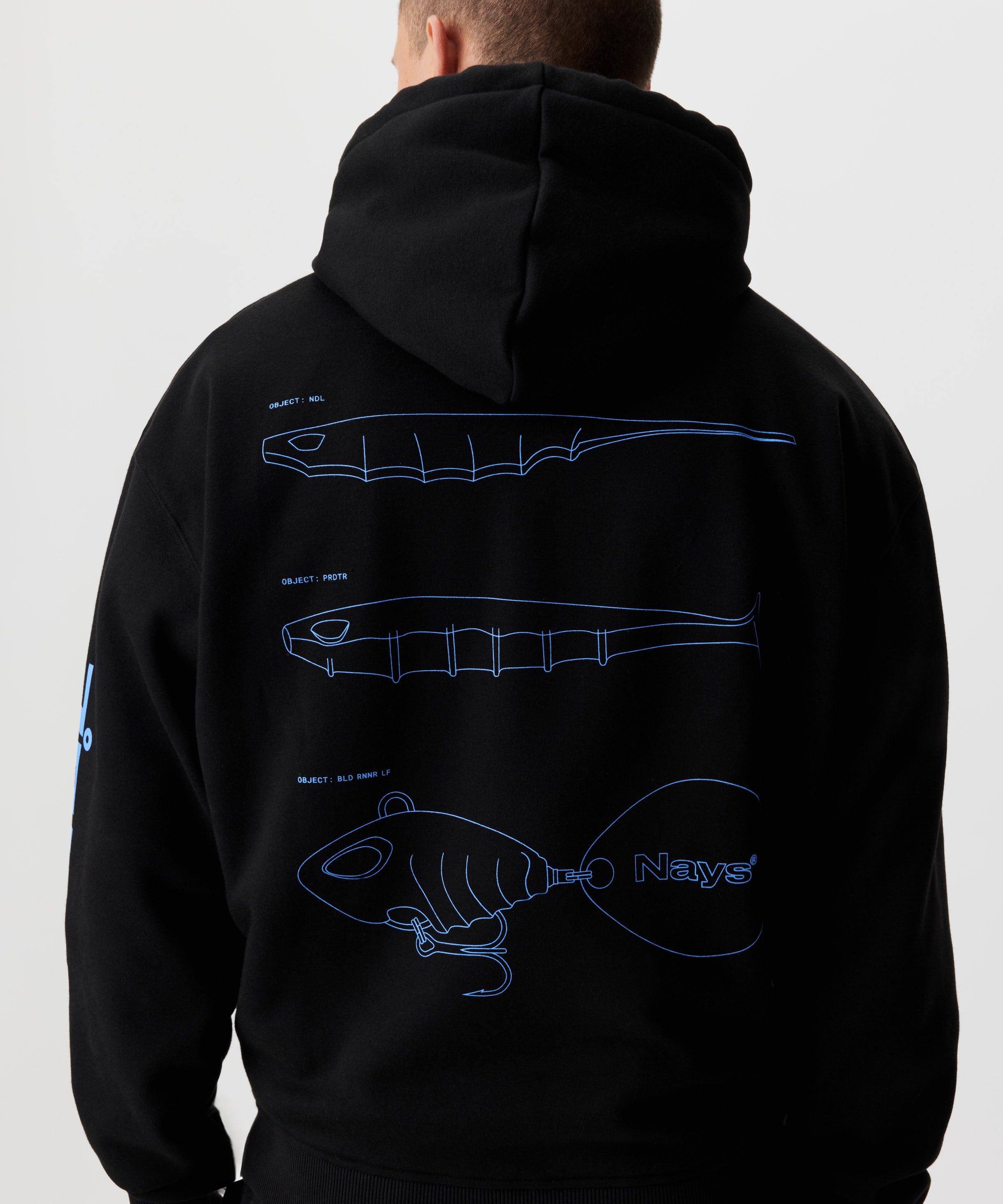 Rückanischt Mann im schwarzen Kapuzen-Sweatshirt und blauem Rücken-Print. Der Print zeige drei bekannte Köder-Silhouetten.