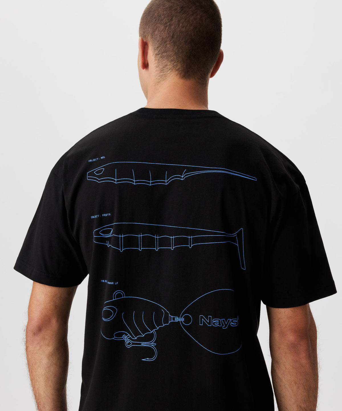 Rückanischt Mann im schwarzen T-Shirt und blauem Rücken-Print. Der Print zeige drei bekannte Köder-Silhouetten.