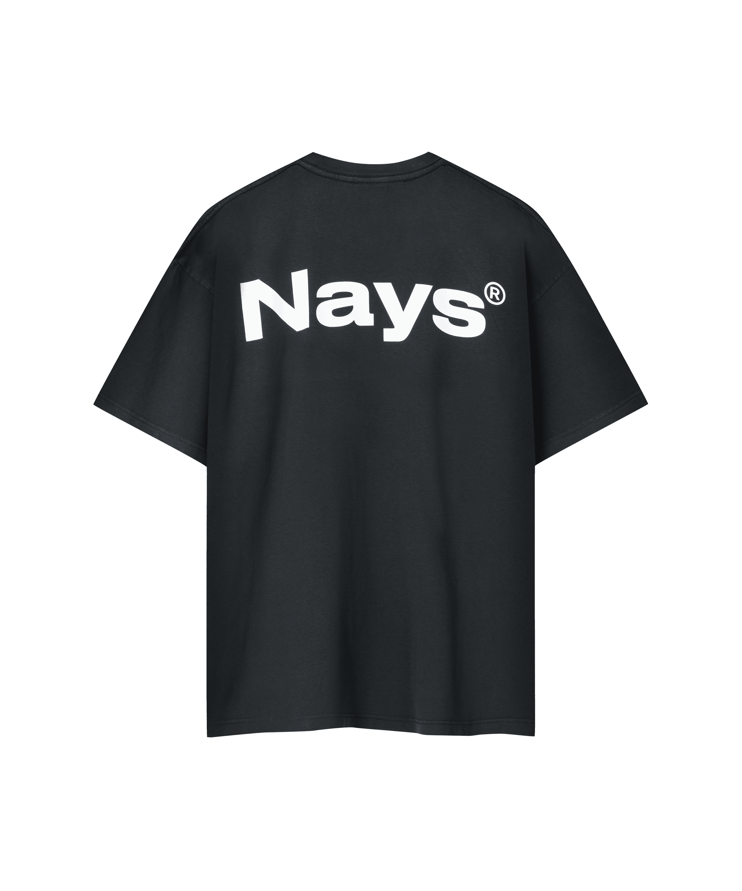 Auf dem Produktbild sieht man die Rückseite eines T-Shirts. Die Farbe ist dunkelgrau und ein großer Nays Schriftzug in weiß befindet sich zwischen den Schultern.