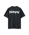 Auf dem Produktbild sieht man die Rückseite eines T-Shirts. Die Farbe ist dunkelgrau und ein großer Nays Schriftzug in weiß befindet sich zwischen den Schultern.