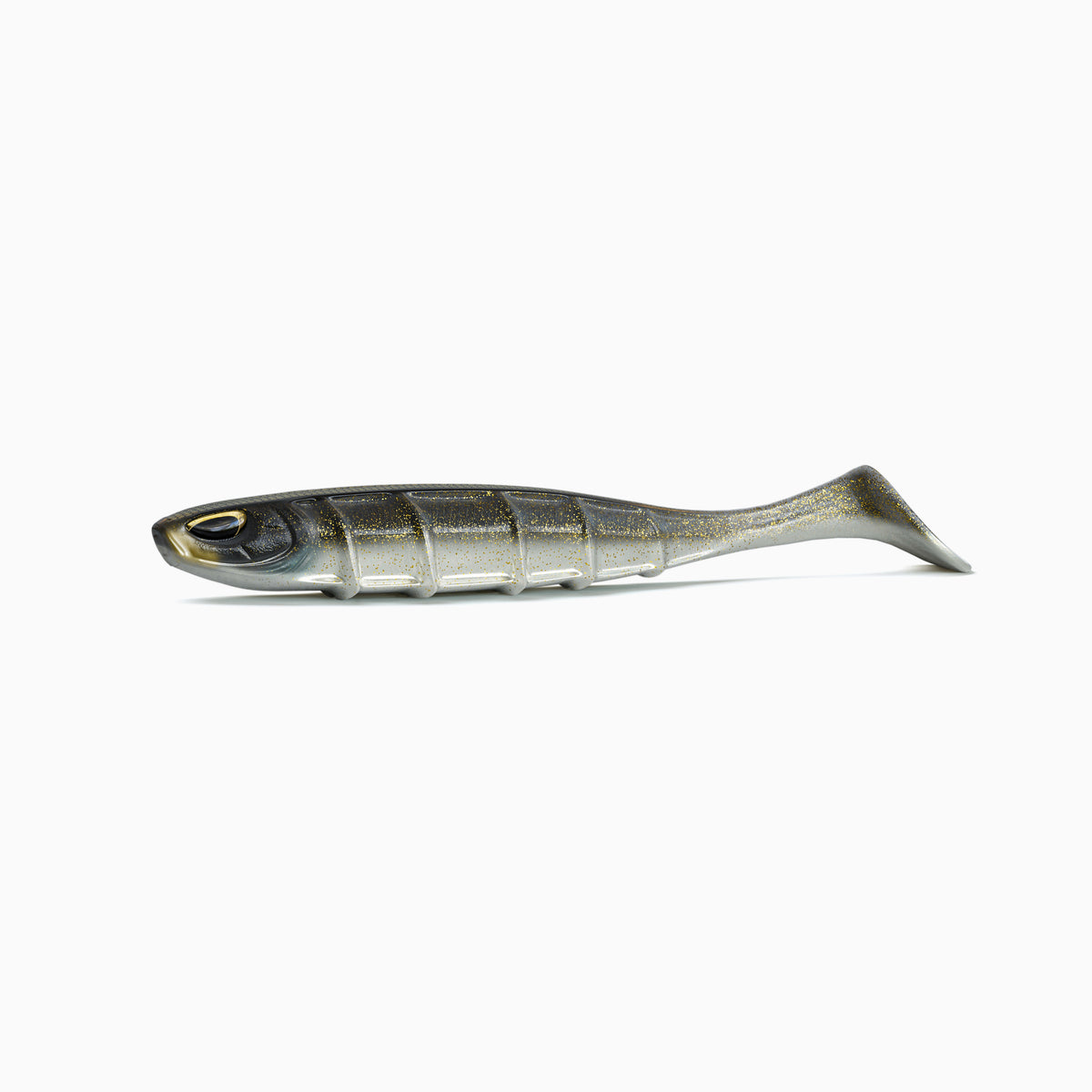 Angelköder in Fischform mit oliv-braunem Rücken, gold-schimmerndem Glitzer und heller Bauchseite mit deutlicher Rippenstruktur. Realistische Augen mit schwarzen Pupillen und goldenen Akzenten. Am hinteren Ende ein voluminöser Schaufelschwanz. Der Köder liegt waagerecht auf weißem Hintergrund.