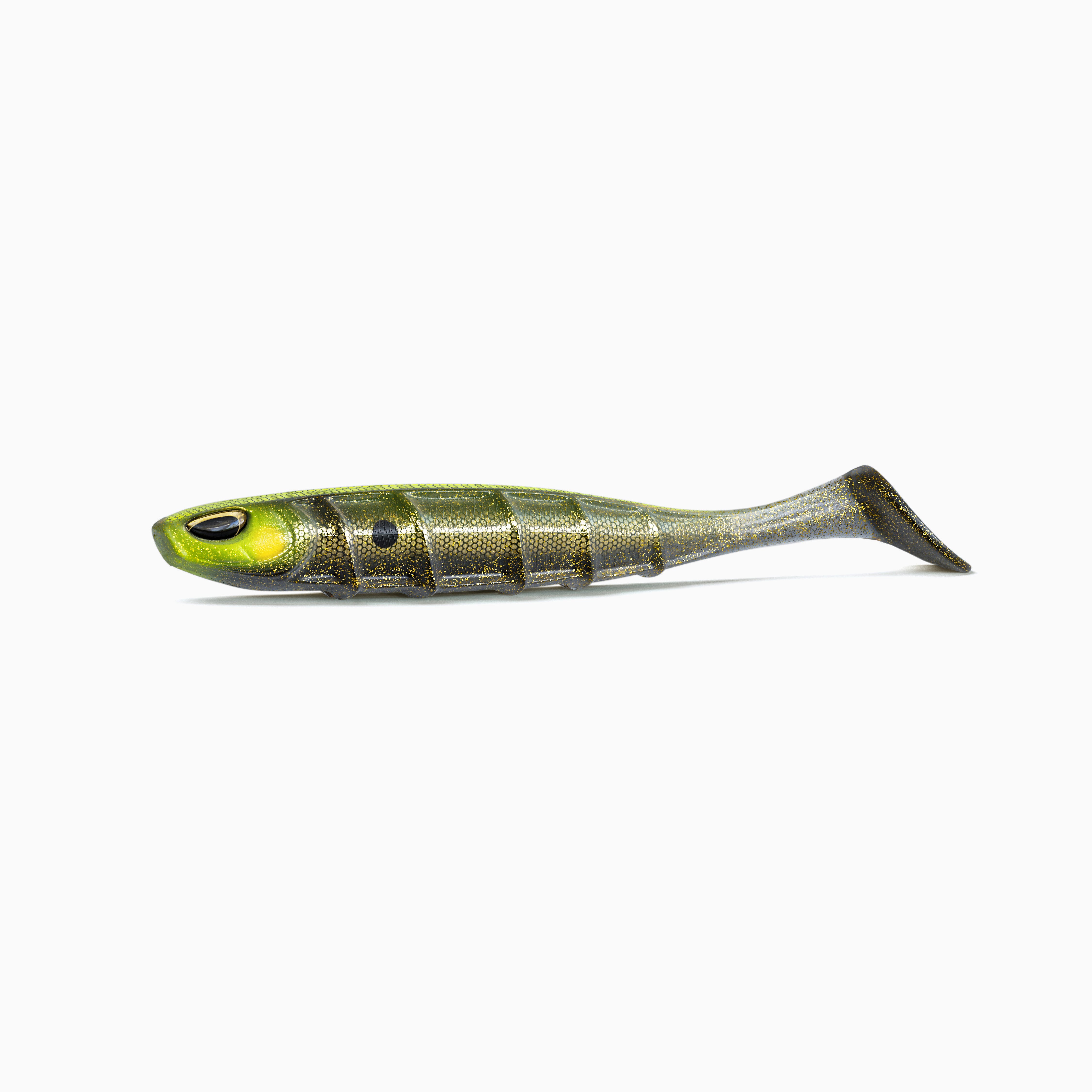 Angelköder in Fischform mit Grün-goldenem Körper, gold-schimmerndem Glitzer und deutlicher Rippenstruktur. Realistische Augen mit schwarzen Pupillen und goldenen Akzenten. Am hinteren Ende ein voluminöser Schaufelschwanz. Der Köder liegt waagerecht auf weißem Hintergrund.