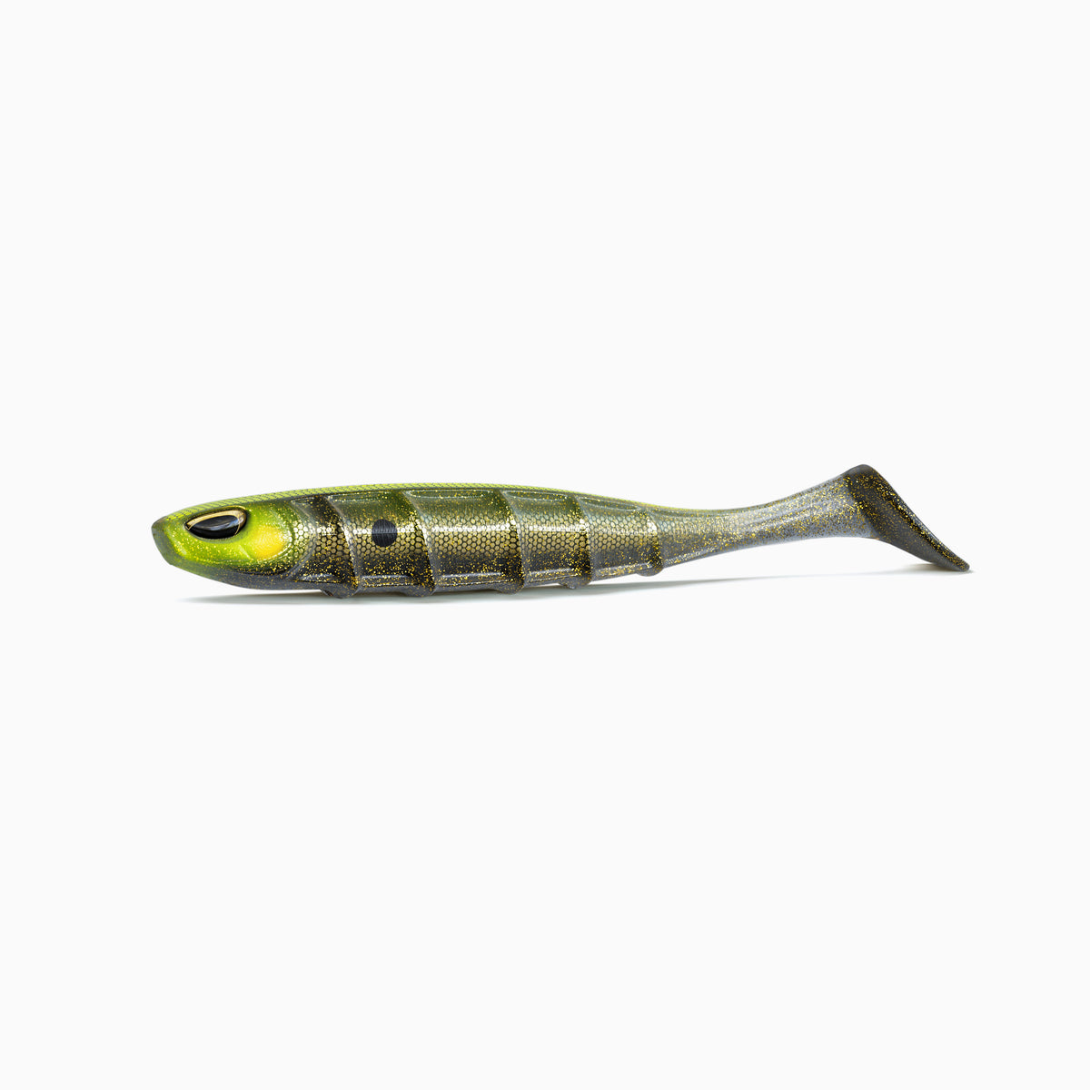 Angelköder in Fischform mit Grün-goldenem Körper, gold-schimmerndem Glitzer und deutlicher Rippenstruktur. Realistische Augen mit schwarzen Pupillen und goldenen Akzenten. Am hinteren Ende ein voluminöser Schaufelschwanz. Der Köder liegt waagerecht auf weißem Hintergrund.