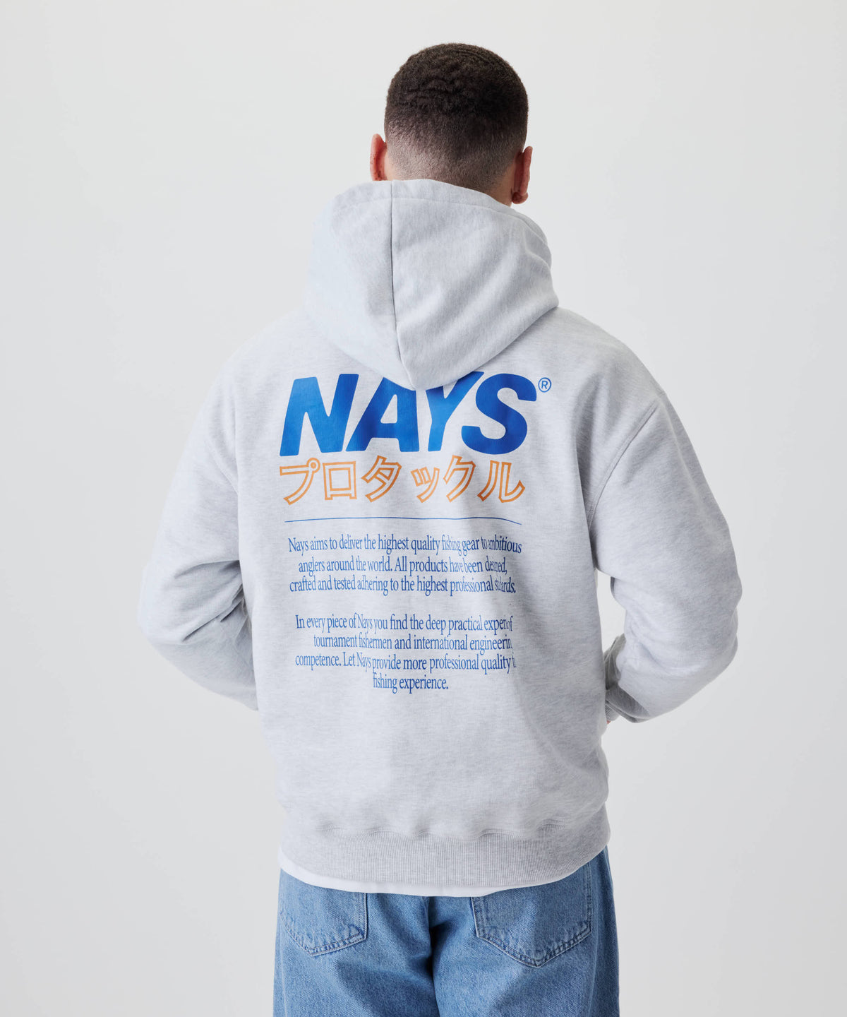 Rückansicht des Nays Pro Tackle International Hoodie mit blauem NAYS-Schriftzug und orangenen japanischen Zeichen, in Grau Melange.
