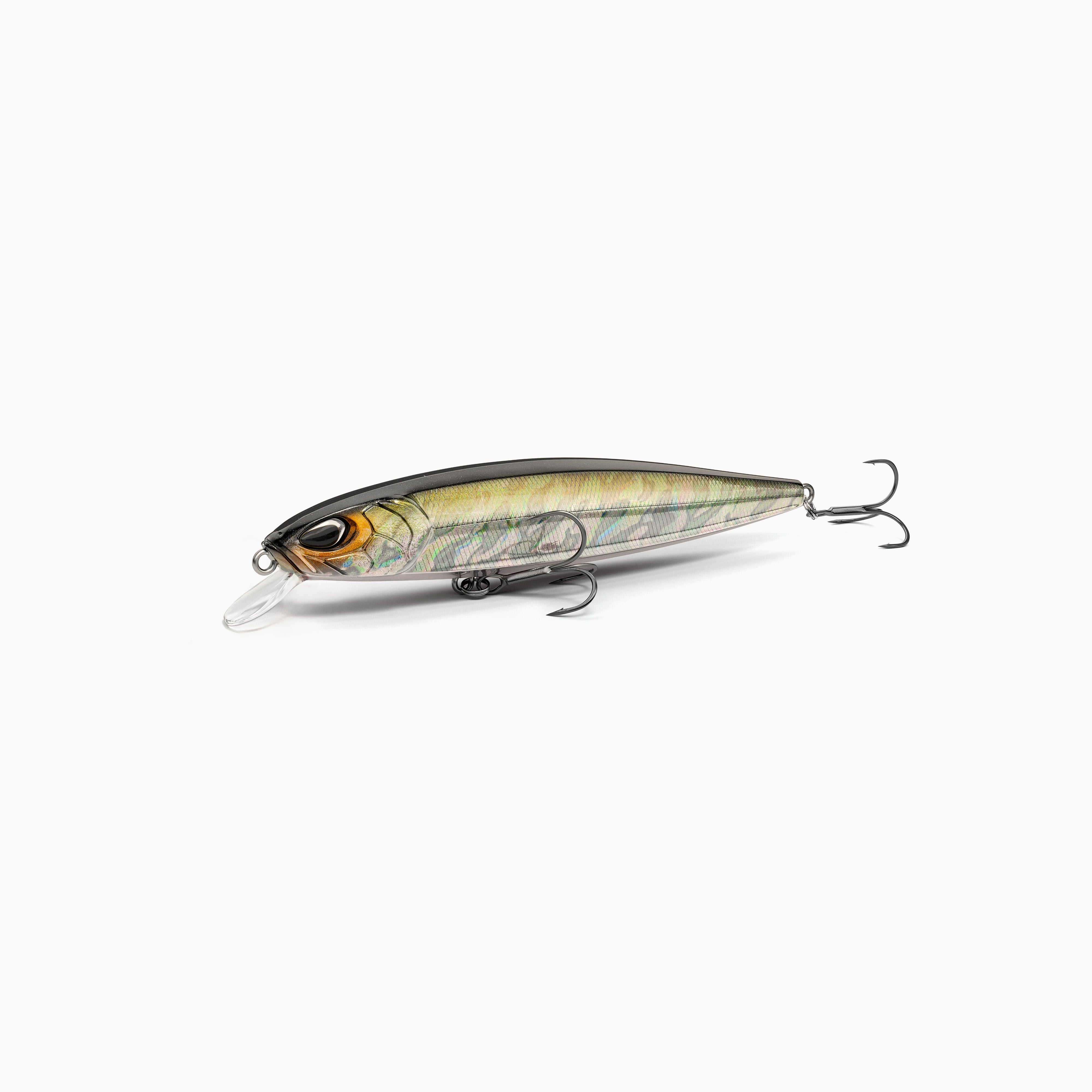 Hochwertiger Nays Wobbler Angelköder mit schlanker Fischform, realistischen 3D-Augen, semi-transparente Lackierung in natürlichen grün-braun Tönen und braun-orange farbigem Akzent am Kopf, Schuppen-Struktur, ausgestattet mit kurzer Tauchschaufel und zwei scharfen Drillingshaken, flach-laufend für Hecht, Zander und Barsch.