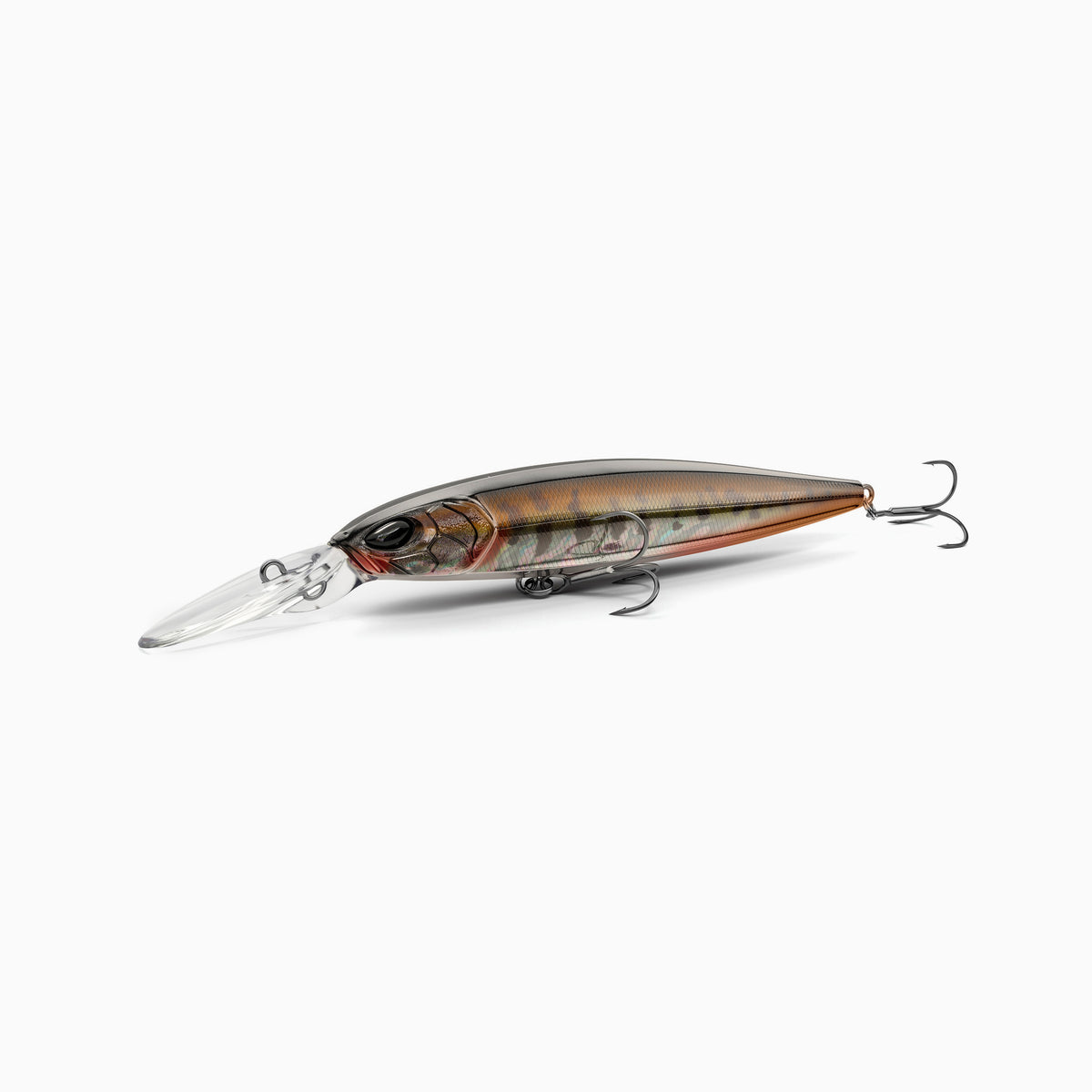 Hochwertiger Nays Wobbler Angelköder mit schlanker Fischform, realistischen 3D-Augen, Farbverlauf von schwarz am Rücken, zu einem schimmernden hell-braun mit dunkleren, Markierungen an den Seiten und einem helleren, leicht rötlichen braun am Bauch, Schuppen-Struktur, ausgestattet mit mittel-langer Tauchschaufel und zwei scharfen Drillingshaken, mittel-tief-laufend für Hecht, Zander und Barsch.