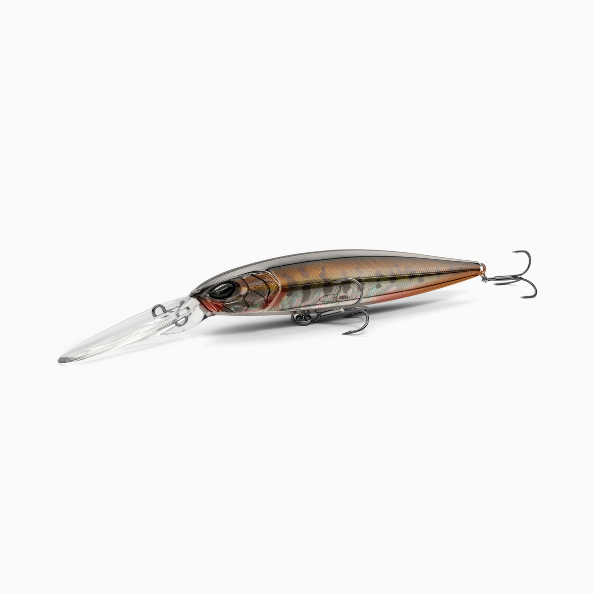 Hochwertiger Nays Wobbler Angelköder mit schlanker Fischform, realistischen 3D-Augen, Farbverlauf von schwarz am Rücken, zu einem schimmernden hell-braun mit dunkleren, Markierungen an den Seiten und einem helleren, leicht rötlichen braun am Bauch, Schuppen-Struktur, ausgestattet mit langer Tauchschaufel und zwei scharfen Drillingshaken, tief-laufend für Hecht, Zander und Barsch.