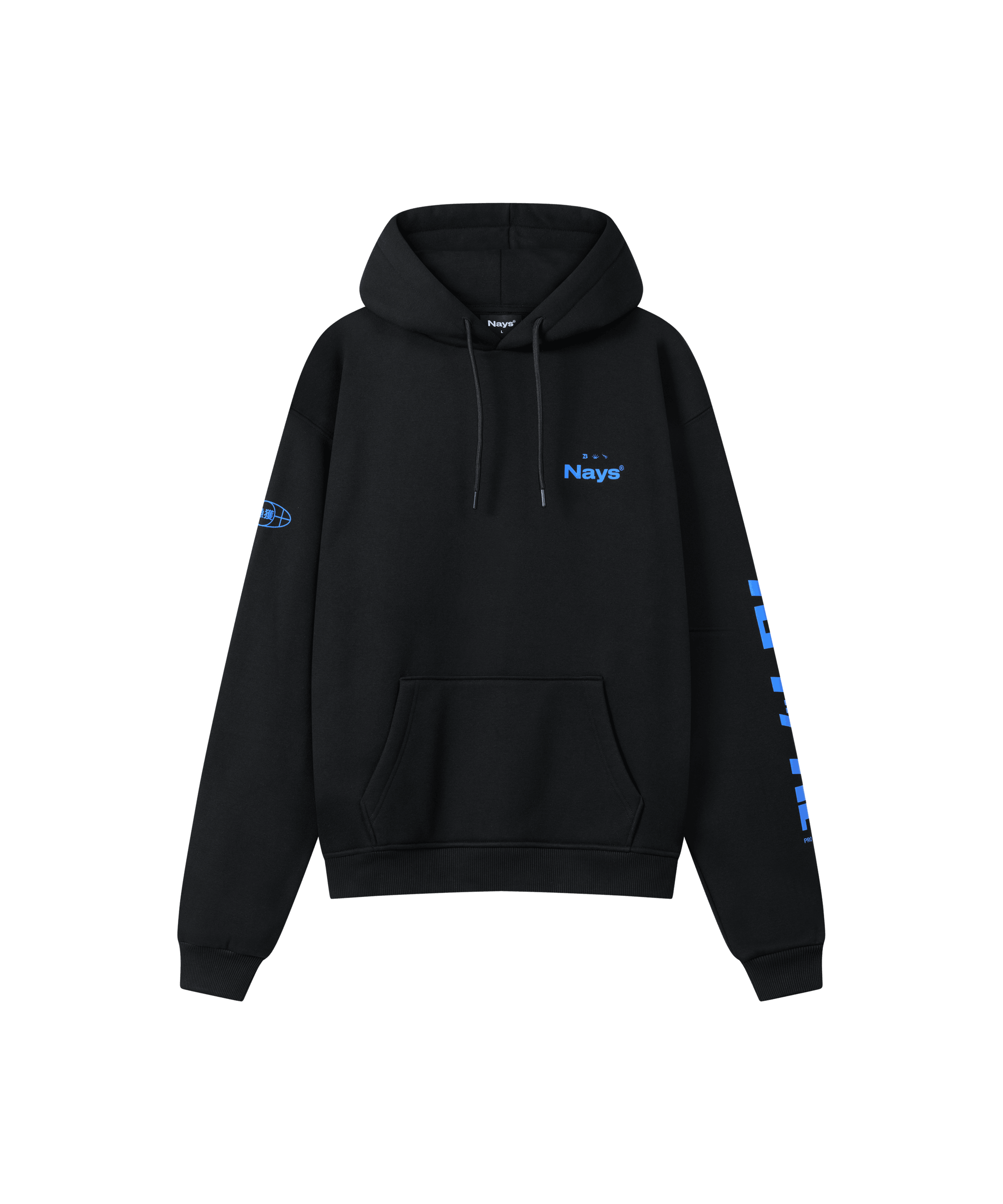 Vorderansicht des Range Hoodies in schwarz, er ist locker geschnitten mit einer Bauchtasche und hat ein blaues Nays Logo auf der Brust und auf dem Ärmel.