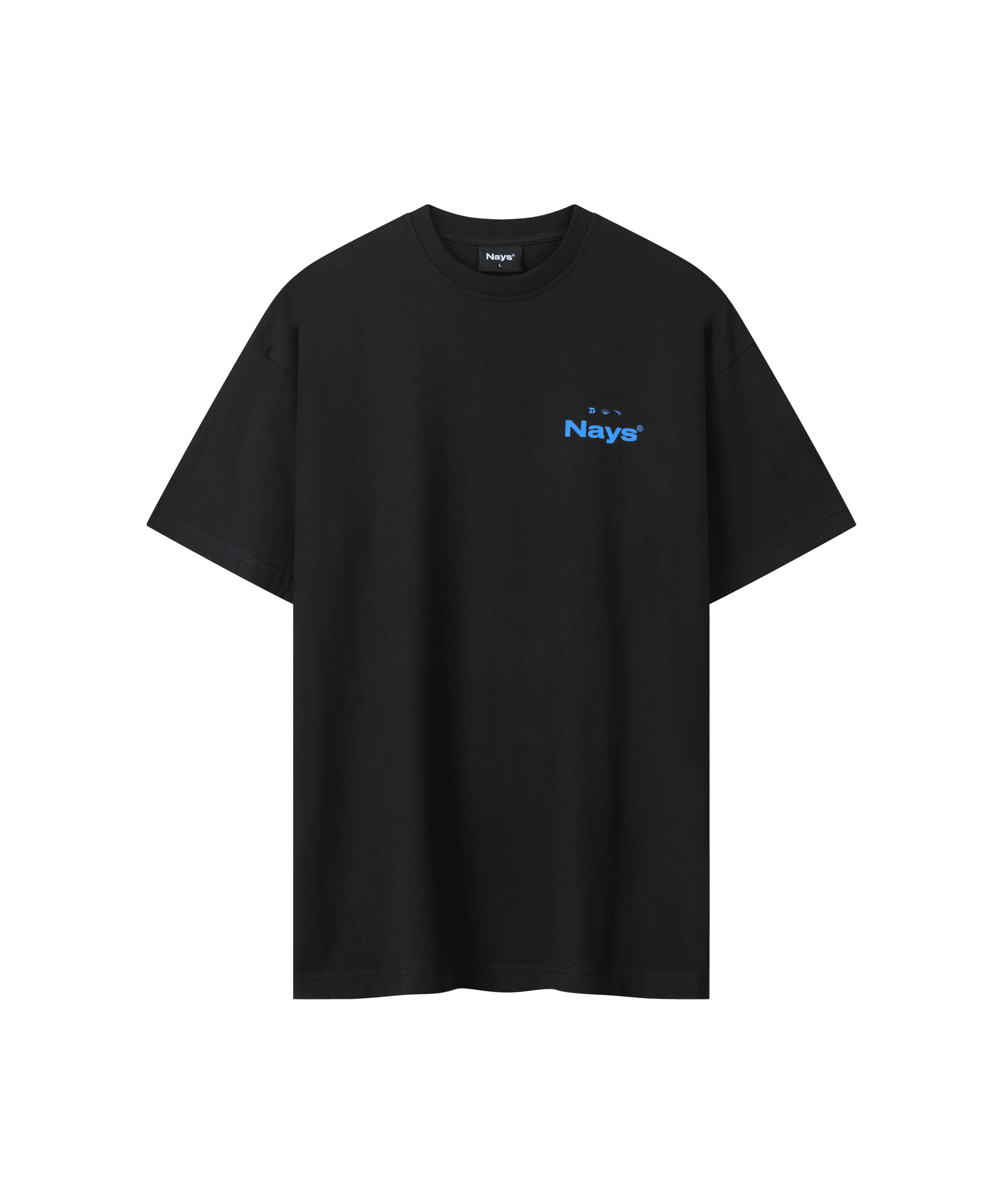 Vorderansicht des Range T-Shirts in schwarz, es ist locker geschnitten und hat ein blaues Nays Logo auf der Brust.