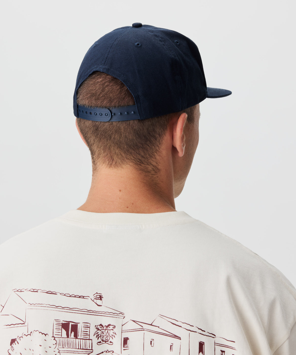 Rückansicht Mann mit blauer Cap.