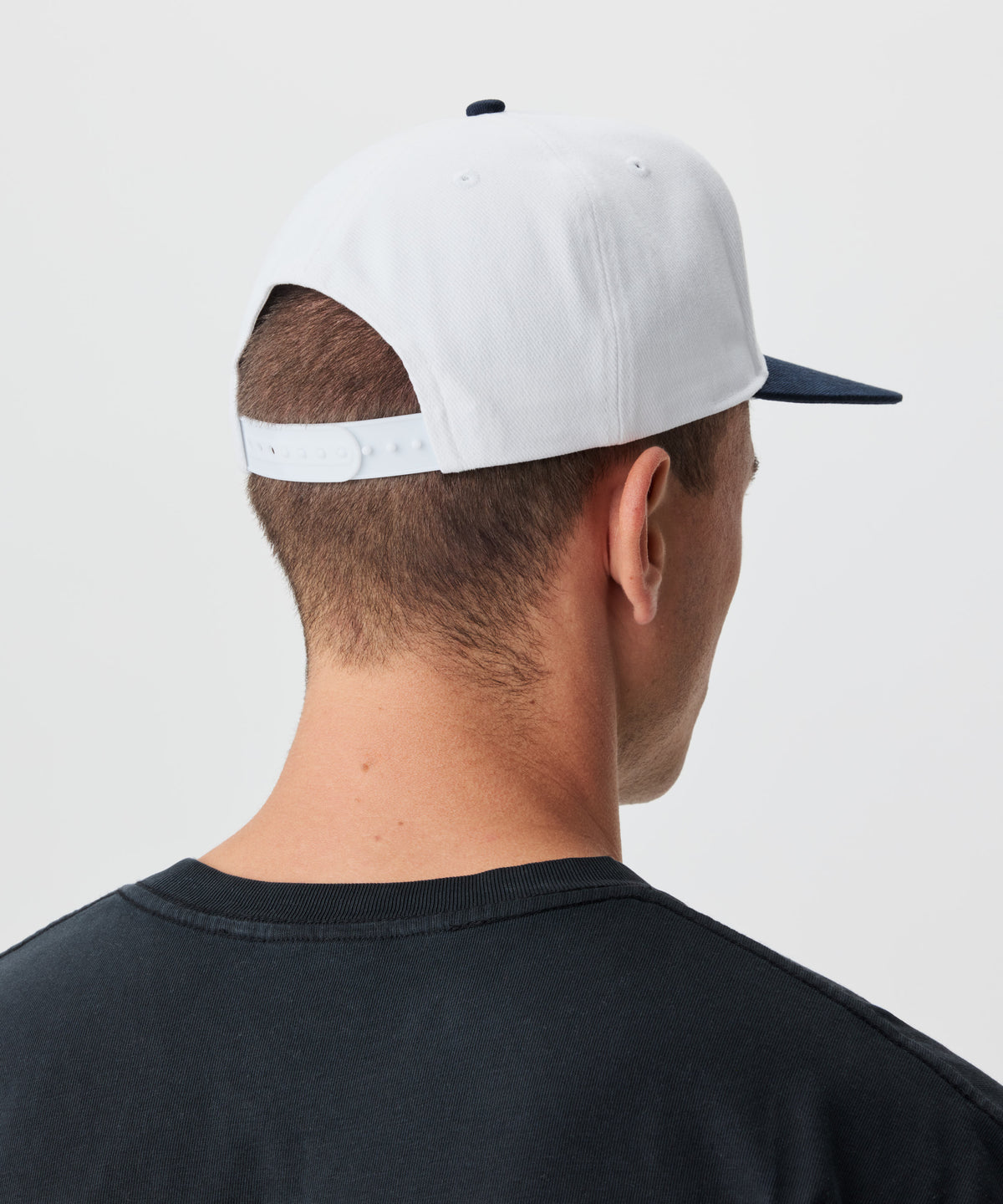 Rückansicht Mann mit weißer Cap.