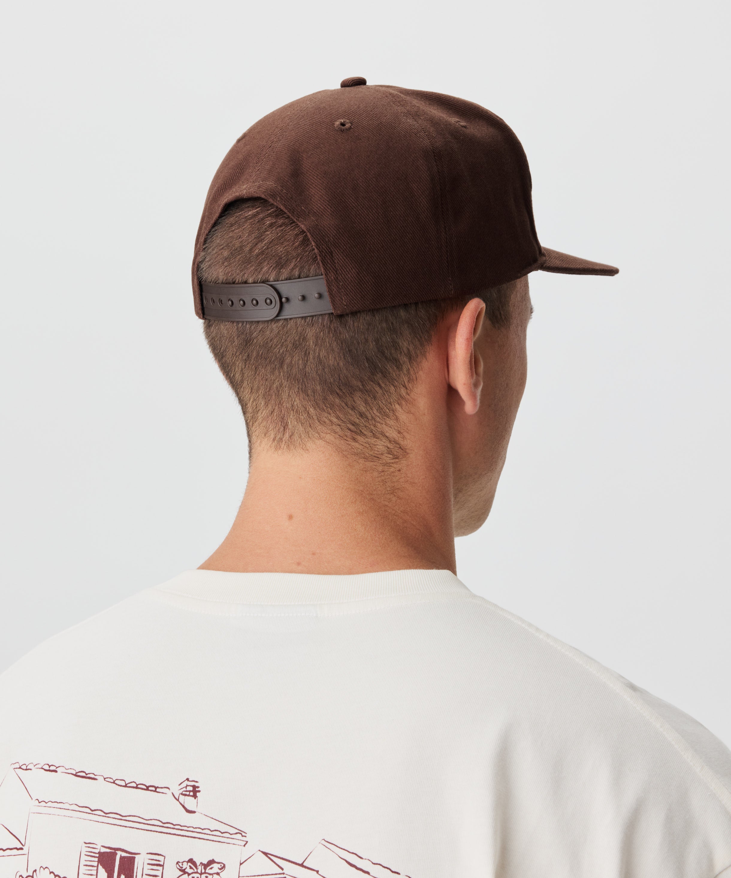 Rückansicht Mann mit brauner Cap.