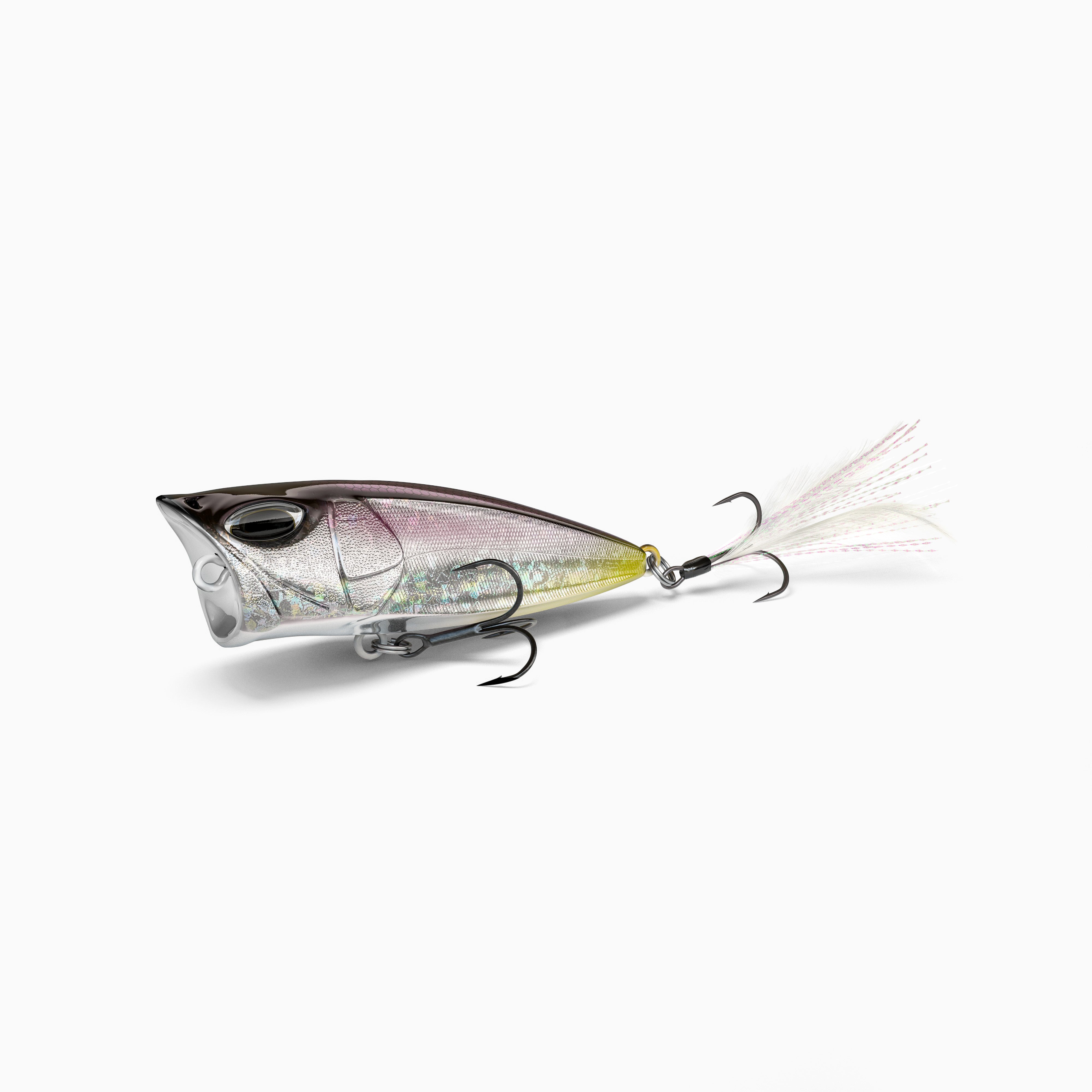 Nays „Top Gun“ Popper-Angelköder in Silber, Lila und Gelb mit einem Drillingshaken am Bauch und einem weiteren Drillingshaken mit weißen Federn am Schwanzende. Hochwertiger Topwater-Köder, ideal für das Angeln auf Raubfische.