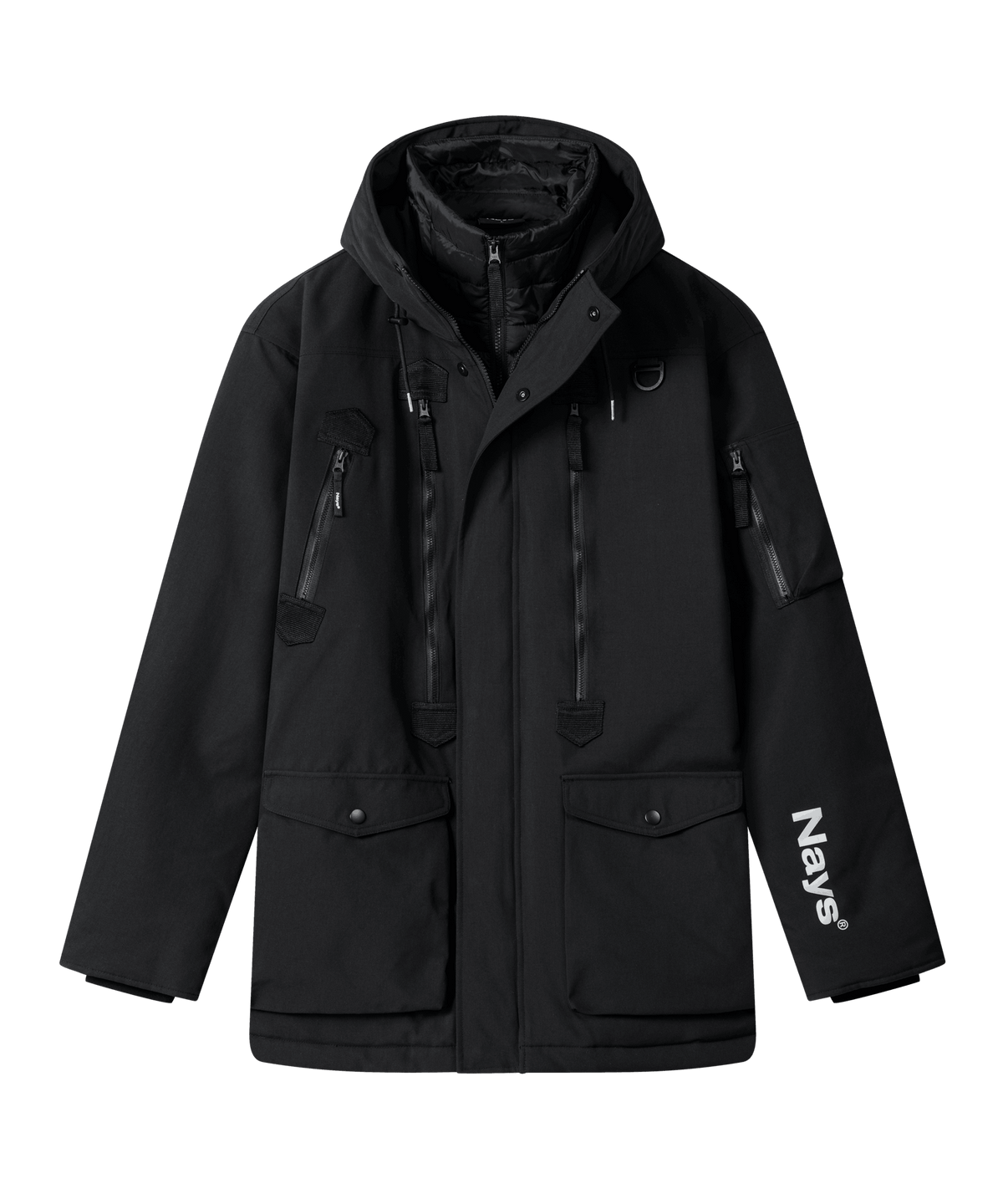 Schwarze Parka Jacke von Nays, von vorne abgebildet, mit Kapuze, mehreren Reißverschluss- und Taschen. Nays-Logo in Weiß auf dem linken Ärmel. Unter dem leicht geöffneten Reißverschluss erkennt ein gefütterte Unterjacke.