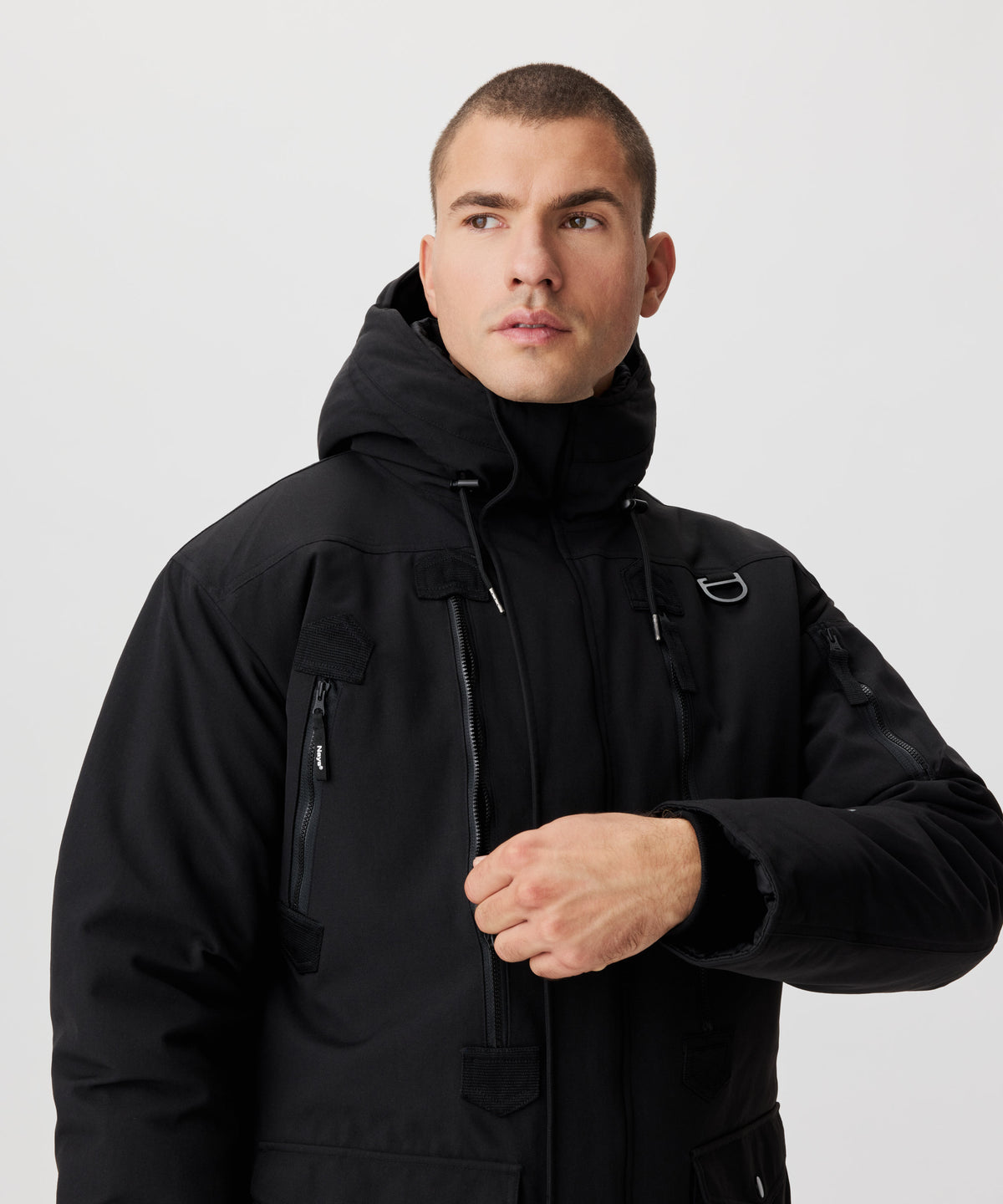 Frontansicht Mann im angezogenen Winter-Parka.