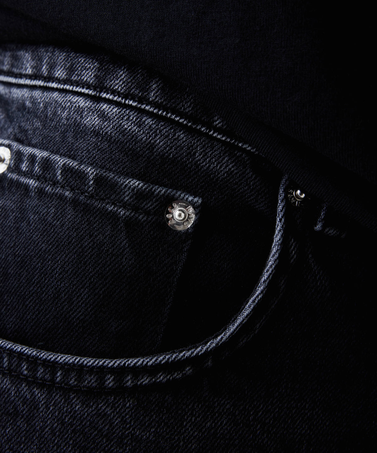 Nahaufnahme der Vordertasche der Nays Regular Fit Jeans mit sichtbarer Naht, kleiner Münztasche und Metallniete, betont das klassische 5-Pocket-Design.