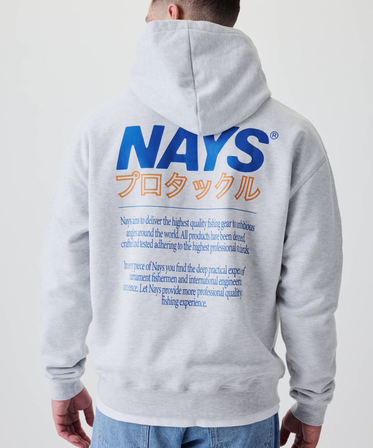 Rückansicht des Nays Pro Tackle International Hoodie mit großem NAYS-Logo und japanischen Schriftzeichen, getragen von einem Modell.